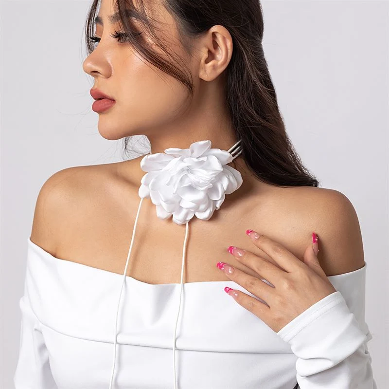 Choker-Halskette mit Rose von SOHO in Weiß