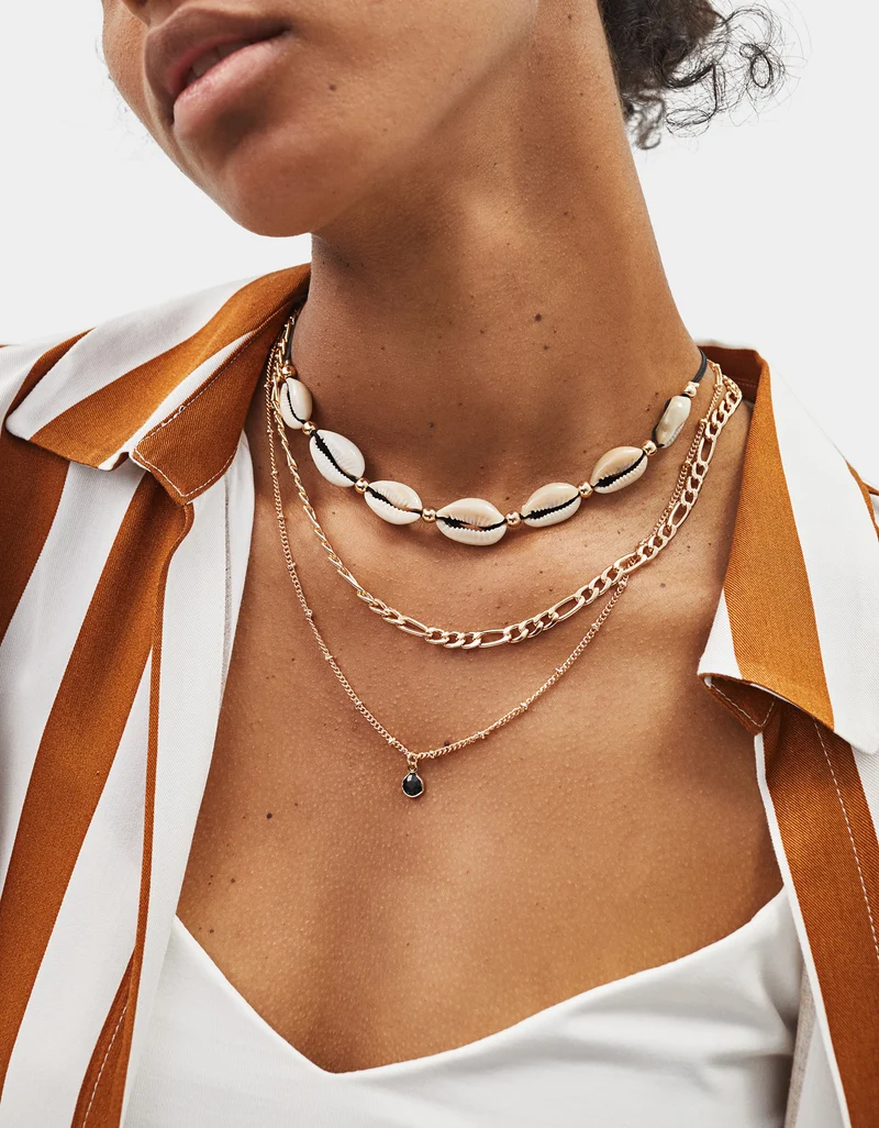 Chain and seashell choker necklace