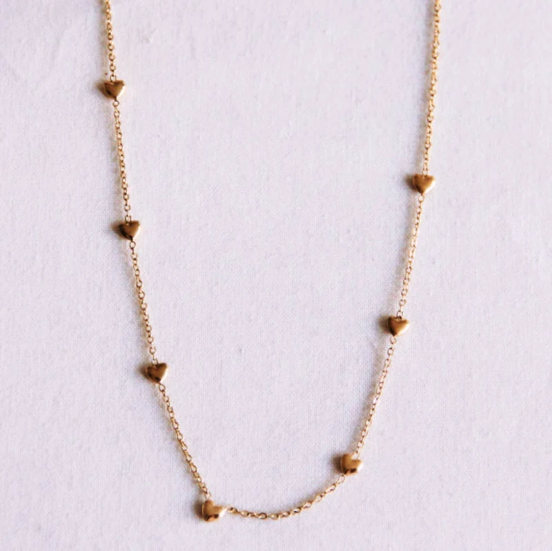 Zarte Halskette mit Herzen - Gold
